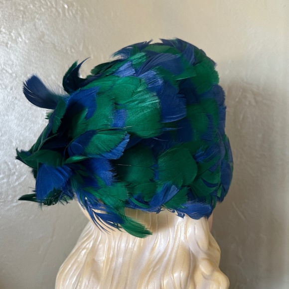 QUIRKY 1970s\' FLEXIBLE HAT MADE OF GREEN AND BLUE FEATHERS main image 6